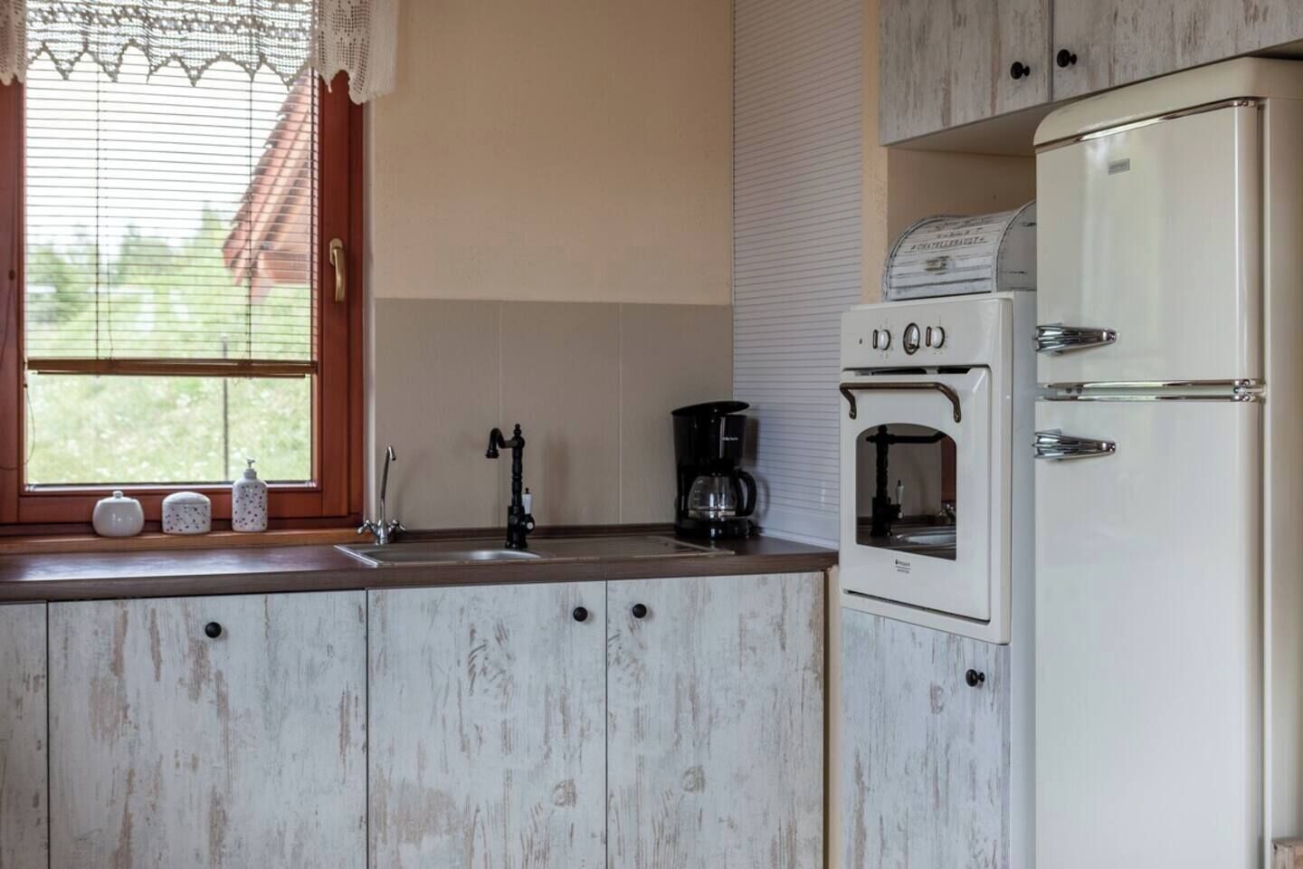 Coffee/tea maker, fridge, oven, stovetop