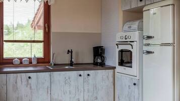 Coffee/tea maker, fridge, oven, stovetop