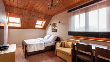 5 bedrooms, desk, iron/ironing board, WiFi (free)