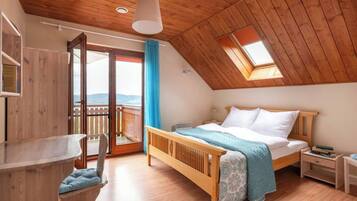 5 bedrooms, desk, iron/ironing board, free WiFi