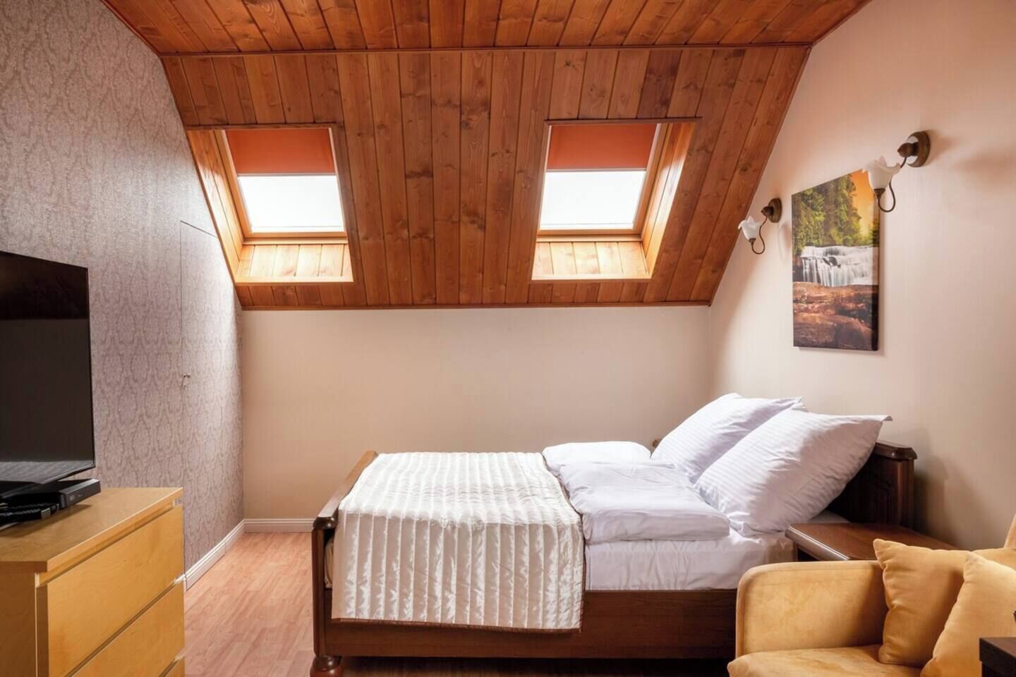 5 bedrooms, desk, iron/ironing board, WiFi (free)