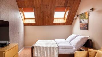 5 bedrooms, desk, iron/ironing board, WiFi (free)