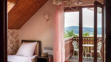 5 bedrooms, desk, iron/ironing board, free WiFi