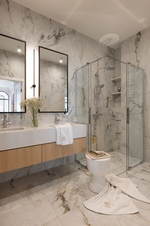 Hair dryer, towels - Sandstone  2-Bed Apartment in the Heart of Kraków (Kraków)
