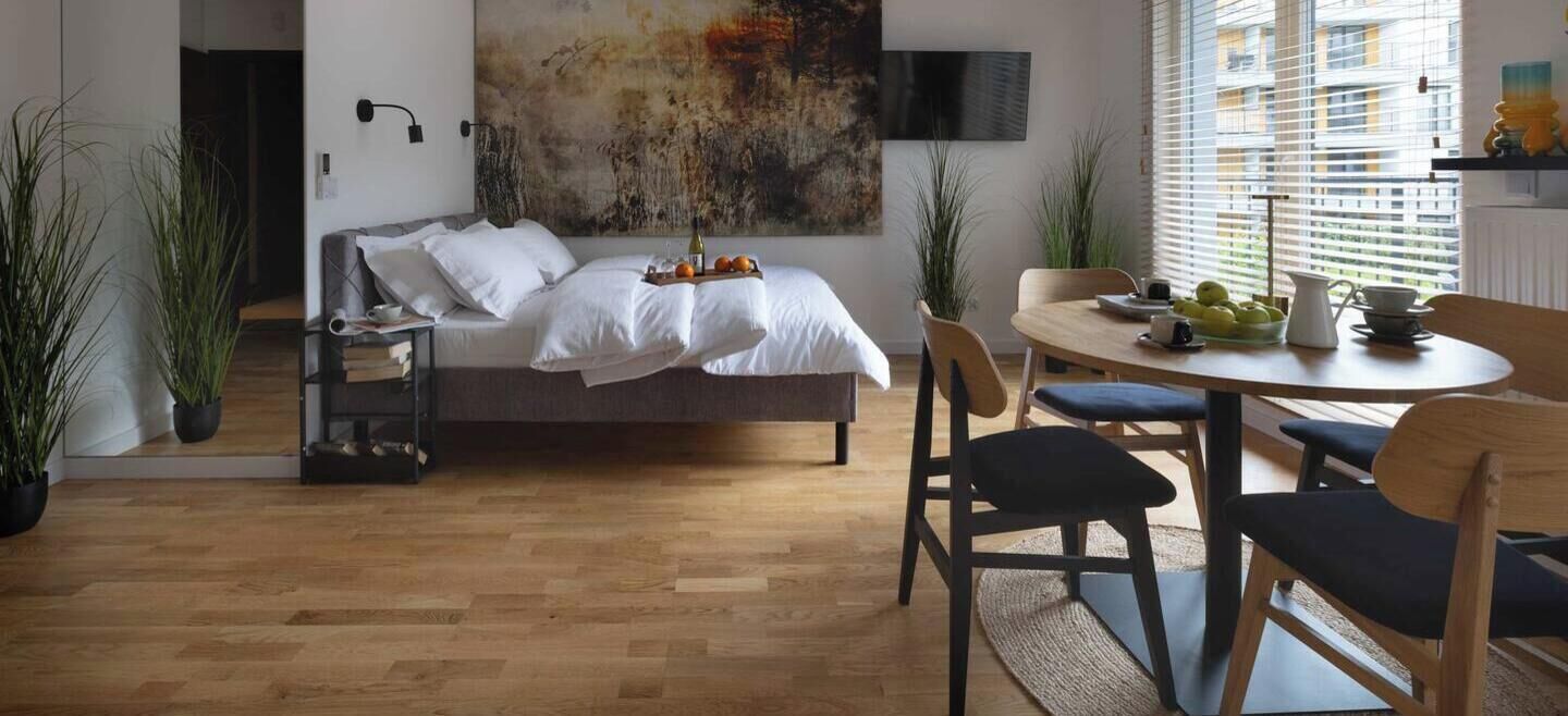 Escritorio, tabla de planchar con plancha, wifi gratis y ropa de cama 