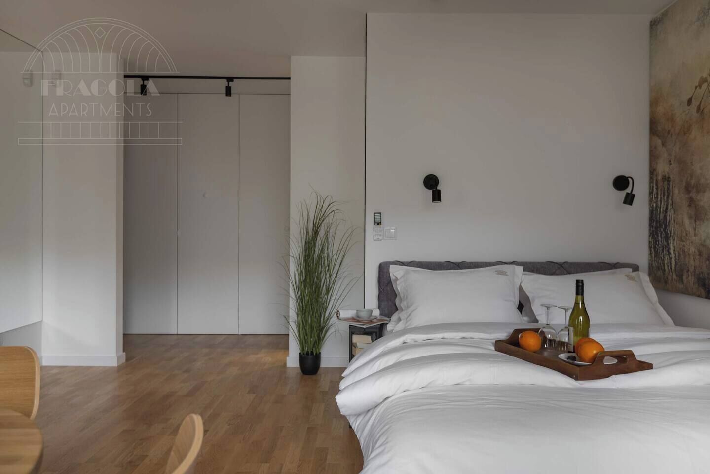 Een bureau, een strijkplank/strijkijzer, gratis wifi, beddengoed