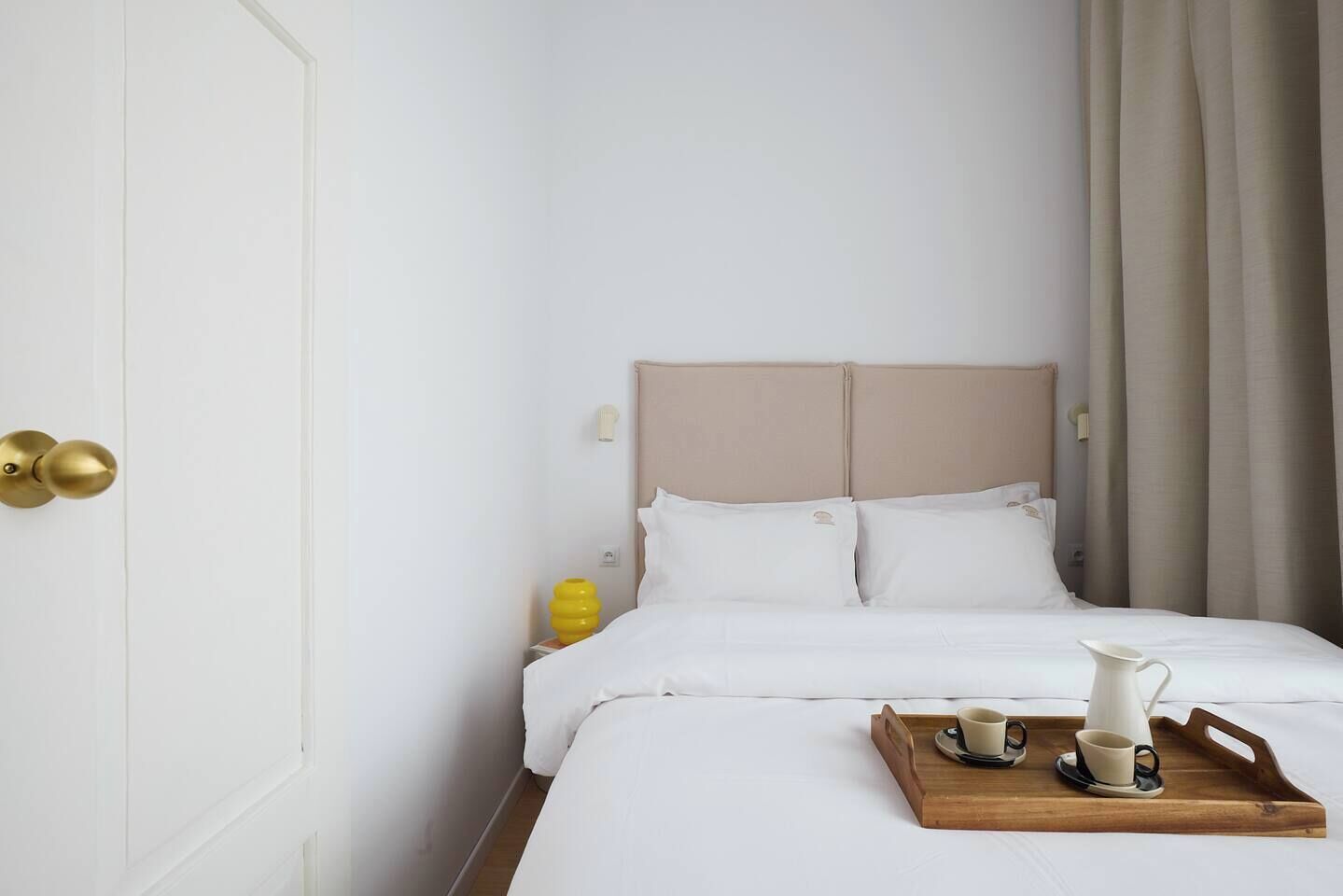 2 dormitorios, escritorio, tabla de planchar con plancha y ropa de cama