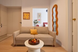 TV - Canvas House Porcelain 2-bed family apartment (Kraków)
