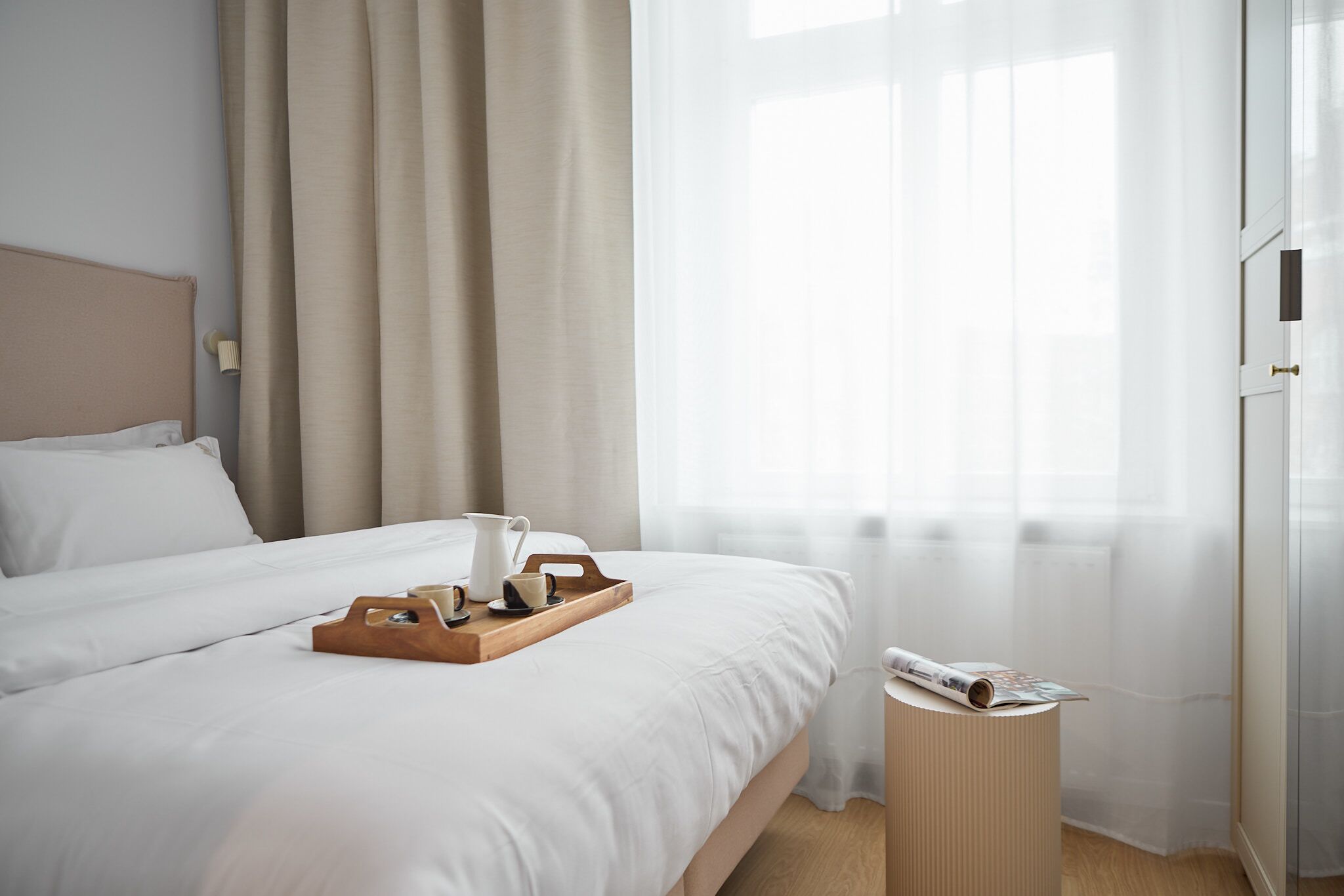 2 habitaciones y tabla de planchar con plancha 