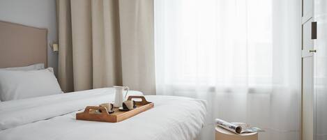 2 habitaciones y tabla de planchar con plancha