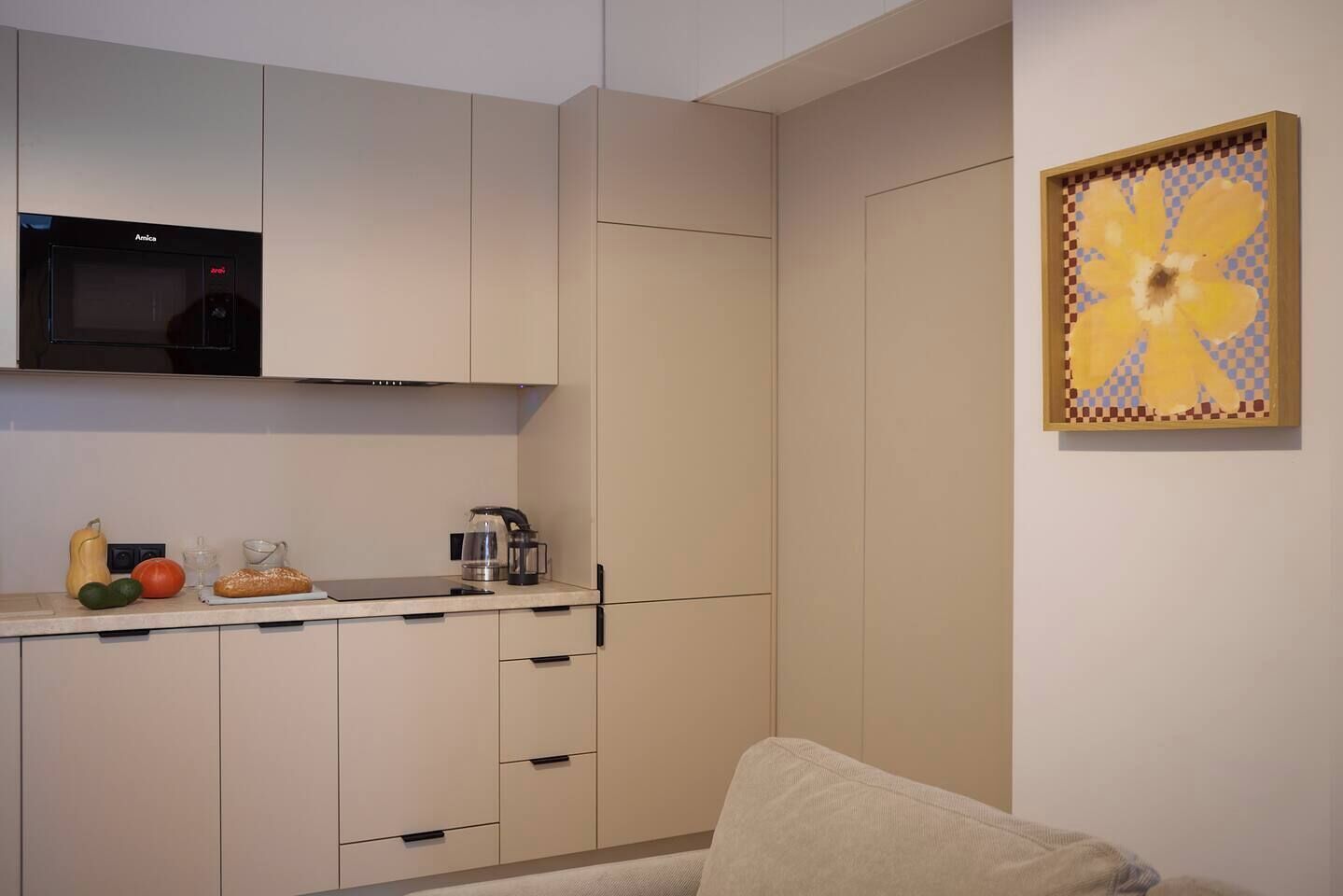 Coffee/tea maker, fridge, microwave, stovetop