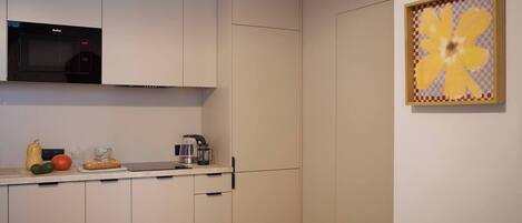 Coffee/tea maker, fridge, microwave, stovetop