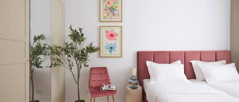 2 bedrooms, desk, iron/ironing board, bed sheets