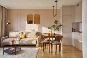 Ein modernes Wohnzimmer mit Sofa, Couchtisch und Esstisch.