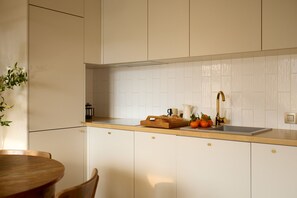 Kühlschrank, Mikrowelle, Herdplatte, Wasserkocher mit Kaffee-/Teezubehör