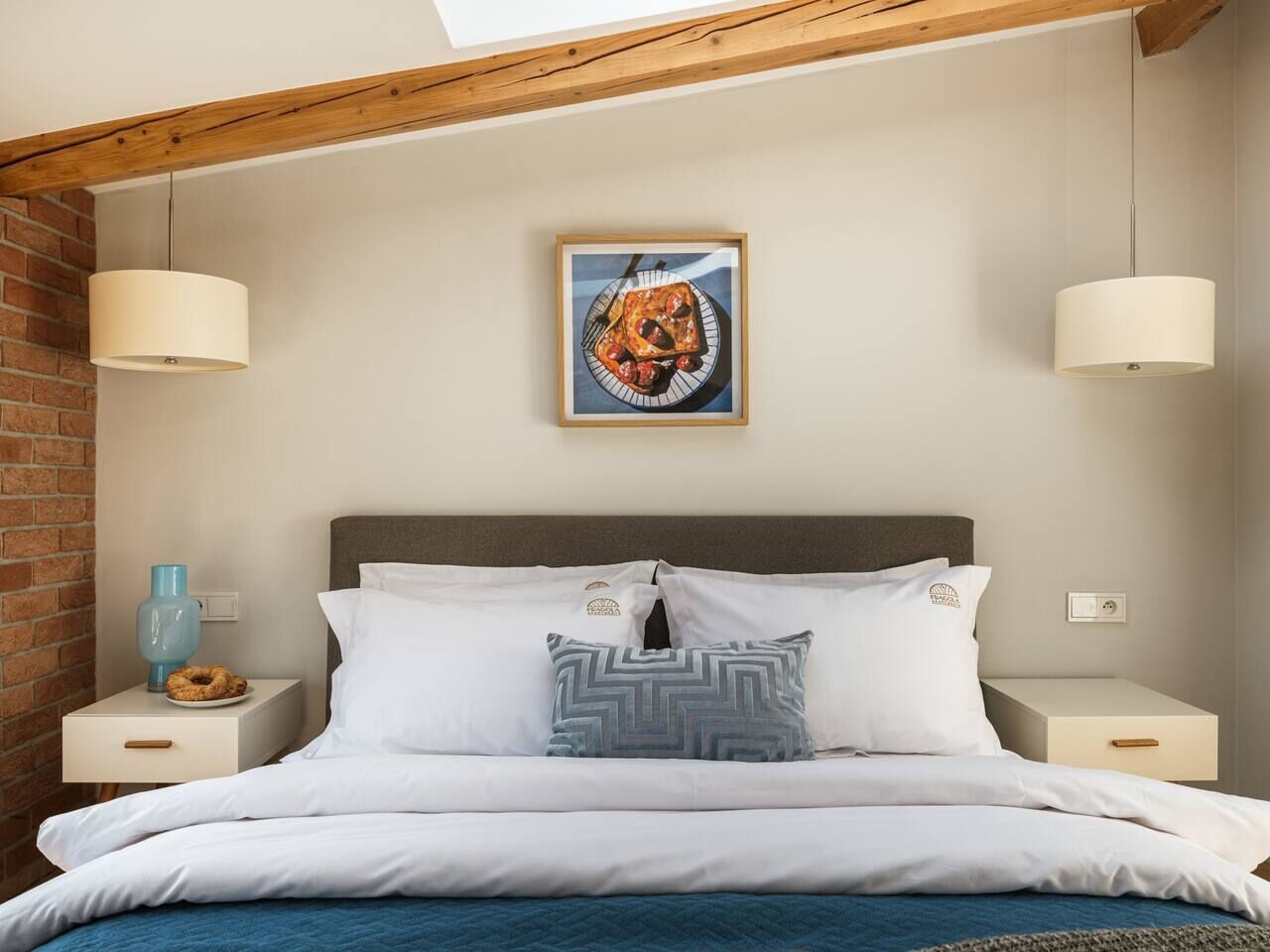 2 bedrooms, desk, iron/ironing board, WiFi (free)