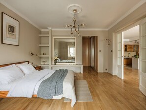 Escritorio, tabla de planchar con plancha, Internet y ropa de cama