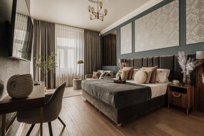 3 bedrooms, desk, WiFi, bed sheets - White Lotus - 2-bedroom, living room (Kraków)