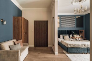 A bedroom with a bed, a dresser, a nightstand, and a wall-mounted mirror. - White Lotus - 2-bed apartment, full kitchen (Kraków)