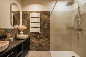 Hair dryer, towels - White Lotus - 2-bed apartment, full kitchen (Kraków)
