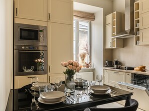 Fridge, microwave, oven, stovetop - White Lotus - 2-bed apartment, full kitchen (Kraków)