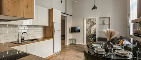 冷蔵庫、オーブン、食器洗い機、コーヒー / ティーメーカー