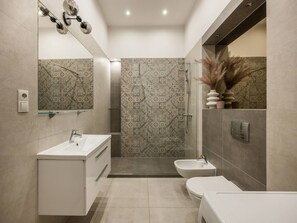 A modern bathroom with a shower, toilet, and sink. - Green Boho 2-bed family apt in the city center (Kraków)