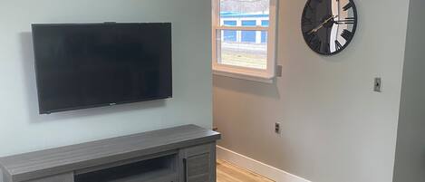 Televisión y chimenea