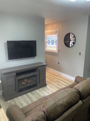 Quaint recently renovated apartment with AC in Geneva close to lake and wineries