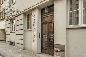 A building with a sign reading 'SKAWINSKA 25' and a large glass door entrance. - Skawińska 2-bed apartment on the ground floor (Kraków)