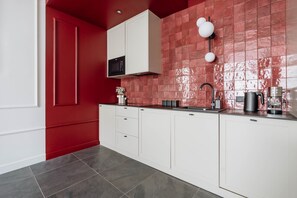 Kühlschrank, Mikrowelle, Herdplatte