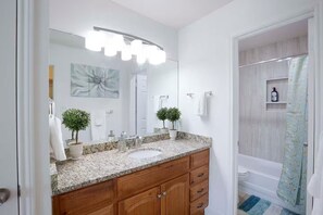 Hair dryer, towels, soap, toilet paper - Paradise Retreat A near Domain (Austin)