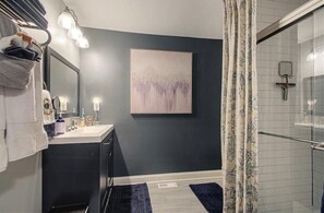 Suihku, hiustenkuivaaja, pyyhkeet, saippua