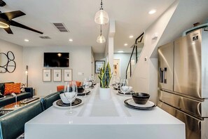 Dining - Modern 3-bedroom w/3 En-Suite Bathrooms in Old Town Scottsdale (Scottsdale)