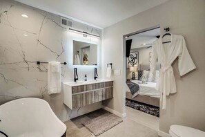 Hair dryer, towels, soap, shampoo - Modern 3-bedroom w/3 En-Suite Bathrooms in Old Town Scottsdale (Scottsdale)
