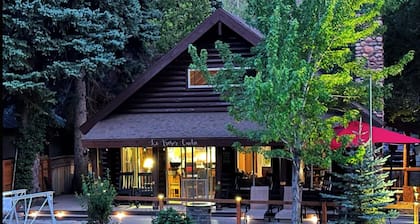 Provo River Cabin: Nestled on the Provo River, come enjoy this stunning cabin