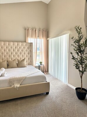 3 bedrooms, in-room safe, desk, iron/ironing board - Lakefront Family Retreat with Private Heated Pool – Near Disney – Sleeps 8 (Kissimmee)