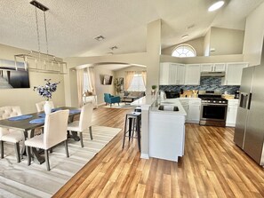 Dining - Lakefront Family Retreat with Private Heated Pool – Near Disney – Sleeps 8 (Kissimmee)