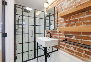 Hair dryer, towels, soap, shampoo - Brick Loft- an Artist's / Musician's Dream Space -Gated Urban Gem! (Oakland)