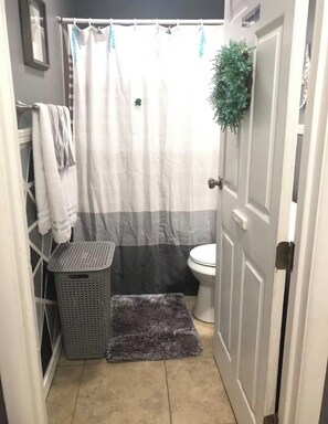 Sèche-cheveux, serviettes fournies, savon, papier toilette