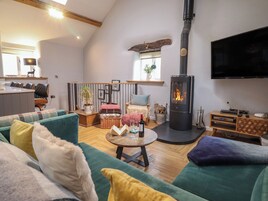 Una sala de estar acogedora con chimenea, televisor y asientos cómodos.