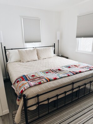 2 slaapkamers, een strijkplank/strijkijzer, gratis wifi, beddengoed