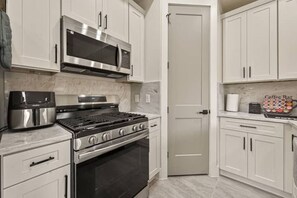 Fridge, microwave, oven, stovetop - Spacious 3BR Houston Stay | Sleeps 10 (Houston)