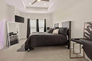 Desk, iron/ironing board, WiFi, bed sheets - Spacious 3BR Houston Stay | Sleeps 10 (Houston)