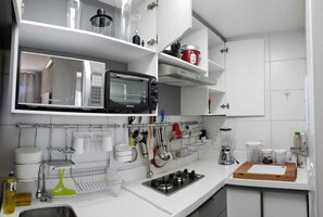 Private kitchen - Cozy apartment in a condominium with complete leisure facilities. (Ipojuca)