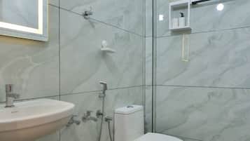 Douche, bidet, serviettes fournies, savon