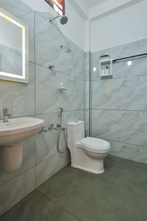 Regadera, bidet, toallas, jabón 