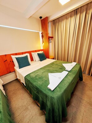 Cuna de viaje, wifi gratis y ropa de cama 