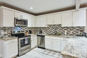 Fridge, microwave, oven, stovetop - Cleveland- South Tampa Pool Retreat Near Bayshore & MacDill (Tampa)