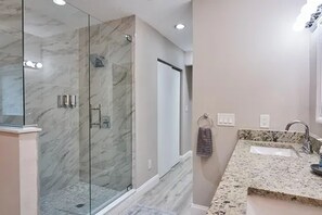 Hair dryer, towels, soap, shampoo - Cleveland- South Tampa Pool Retreat Near Bayshore & MacDill (Tampa)